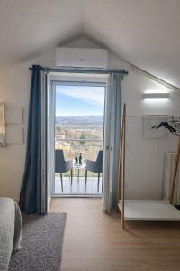 Lova arba lovos apgyvendinimo įstaigoje AMAC Suite with pool
