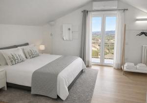 Lova arba lovos apgyvendinimo įstaigoje AMAC Suite with pool