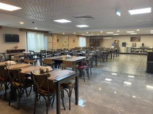 a dining room filled with tables and chairs at BUSINESS EXPRESS HOTEL in Kapaklı
