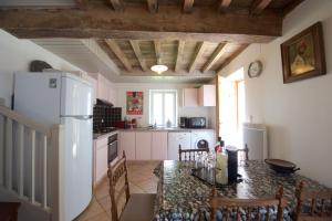 Η κουζίνα ή μικρή κουζίνα στο Les appartements du Relais du Jacquet +26 φωτογραφίες