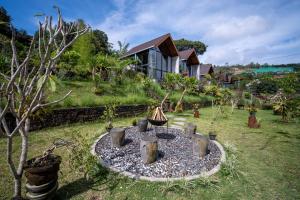 a garden with a fire pit in the yard at Kintamani Sari Hills in Kintamani
