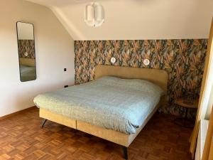 a bedroom with a bed in a room at Vakantiewoning Pelterheggen in Grote Heide