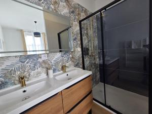 a bathroom with a sink and a shower at G4 - Appartement 2 ch Climatisé Centre Angoulême in Angoulême