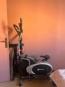 a room with a gym equipment in a room at appartement chaleureux in Oran