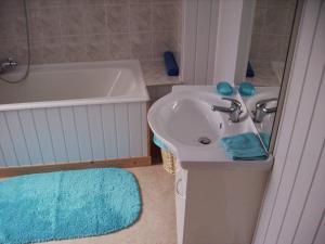 a bathroom with a sink and a bath tub at Vakantiewoning Cosy Corner in Ypres