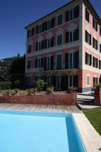 a building with a swimming pool in front of a building at Villa Rosmarino in Camogli