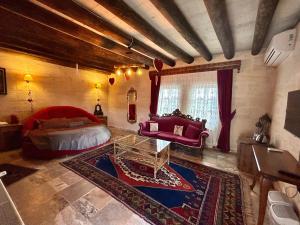 ein Schlafzimmer mit einem Bett und einem Tisch in einem Zimmer in der Unterkunft Avanos Suites in Avanos