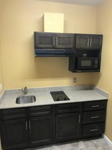Kuchyň nebo kuchyňský kout v ubytování Deluxe Inn & Suites - Baytown
