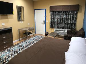 Postel nebo postele na pokoji v ubytování Deluxe Inn & Suites - Baytown