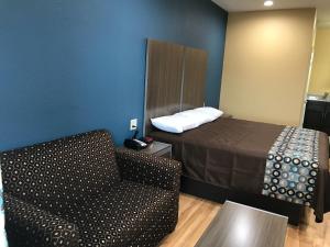 Postel nebo postele na pokoji v ubytování Deluxe Inn & Suites - Baytown