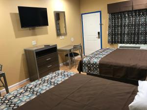 Postel nebo postele na pokoji v ubytování Deluxe Inn & Suites - Baytown
