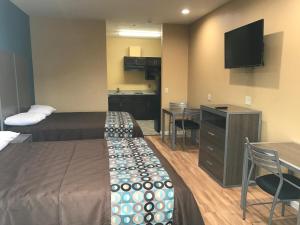 Postel nebo postele na pokoji v ubytování Deluxe Inn & Suites - Baytown