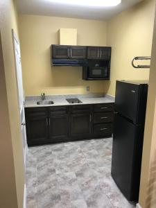 Kuchyň nebo kuchyňský kout v ubytování Deluxe Inn & Suites - Baytown