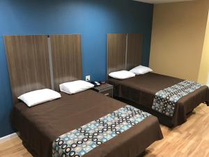 Postel nebo postele na pokoji v ubytování Deluxe Inn & Suites - Baytown