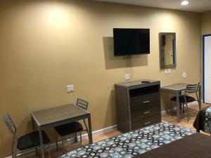 TV a/nebo společenská místnost v ubytování Deluxe Inn & Suites - Baytown