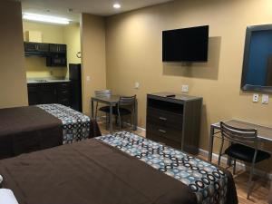Postel nebo postele na pokoji v ubytování Deluxe Inn & Suites - Baytown