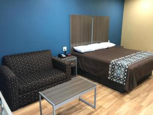 Postel nebo postele na pokoji v ubytování Deluxe Inn & Suites - Baytown