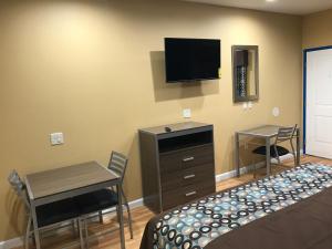 TV a/nebo společenská místnost v ubytování Deluxe Inn & Suites - Baytown