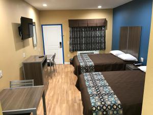 Postel nebo postele na pokoji v ubytování Deluxe Inn & Suites - Baytown