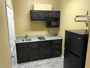 Kuchyň nebo kuchyňský kout v ubytování Deluxe Inn & Suites - Baytown