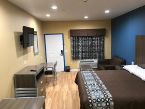 TV a/nebo společenská místnost v ubytování Deluxe Inn & Suites - Baytown