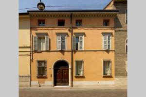 un grande edificio con un orologio sopra di Maison 26 - Luxury Suites a Ravenna