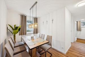 a dining room with a table and chairs at Ramoni Apartments - Abendgold in Enzklösterle