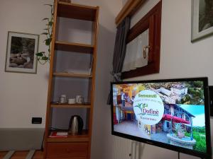 a flat screen tv sitting in a living room at Enoturismo Dofinè in Due Carrare