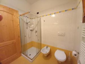 a bathroom with a shower and a toilet and a sink at Enoturismo Dofinè in Due Carrare