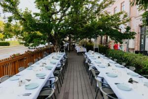 a row of tables with blue and white plates at Céhes Guesthouse in Târgu Secuiesc