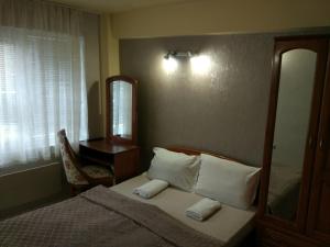 
A bed or beds in a room at Family Hotel Kartala
