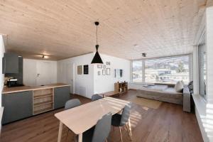 a kitchen and living room with a table and chairs at Staminé in Hochfilzen