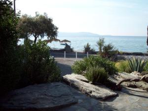 a garden with a view of the ocean at Oasis studios in Psili Ammos