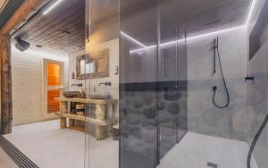 a bathroom with a shower and a sink at Villa Oasis Madrid in Batres