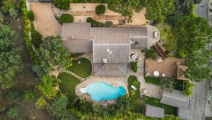 an aerial view of a house with a swimming pool at Villa Oasis Madrid in Batres