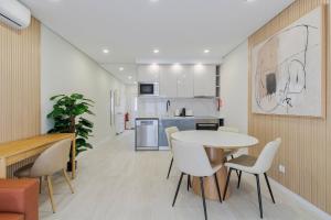 a kitchen and dining room with a table and chairs at Setúbal Serenity Villa II, By Home Match in Setúbal
