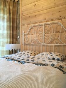 コシチェリスコにあるApartament KościeliSKIのベッドルーム1室(木製ヘッドボード付きのベッド1台付)