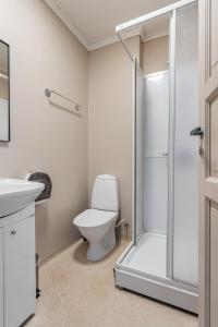ein Badezimmer mit Toilette und Dusche in der Unterkunft Strandgata Hotel in Haugesund