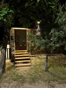a tiny house with stairs leading to a door at Villa Meraki experiencia in San Miguel de Corneja