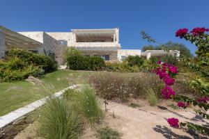 a view of the house from the garden at Villa Caelia in Santa Maria