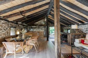 a kitchen and dining room with a table and chairs at Cabañas con Encanto in San Roque de Ríomiera