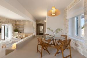 a kitchen and living room with a table and chairs at Villa Caelia in Santa Maria