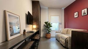 ein Wohnzimmer mit Sofa und Tisch in der Unterkunft Mutina Suites in Modena