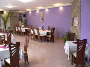 Reštaurácia alebo iné gastronomické zariadenie v ubytovaní Motel Podkova