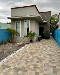 a house with a motorcycle parked in front of it at Casa da Cle, 2 quartos com ar condicionado, 600m da praia in Itapoa