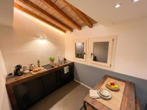 eine Küche mit einem Tisch und einer Arbeitsplatte in der Unterkunft Mutina Suites in Modena