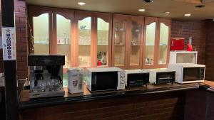 a counter with several microwaves and appliances on it at スマートホテル福島駅前店 in Fukushima