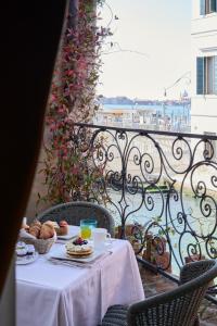 un tavolo con del cibo su un balcone di Locanda Vivaldi a Venezia