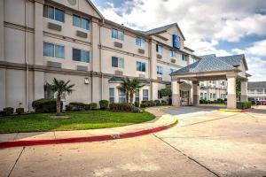 a hotel building with a gazebo in front of it at Motel 6-Dallas, TX - Northwest in Dallas