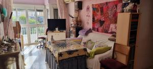 a living room with a couch and a table at Apto Templo de Isis, Habitación Verde en Amate in Seville